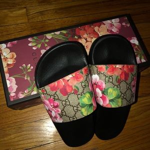 GUCCI Women’s GG Blooms Supreme Slide Sand…